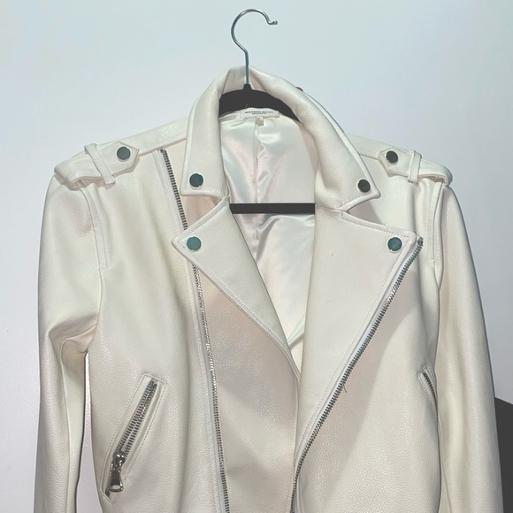'Mistress Rocks ‘ENAMOURED'
White Vegan Leather Biker Jacket - Picture 2 of 5